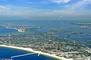 Spacious condo on with private beach access Guest house, Siesta Key