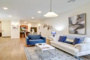 3 Mi to Old Town Townhome with Yard! Guest house, Albuquerque