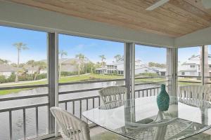 2nd floor lakeview condo In with private beach access Guest house, Siesta Key