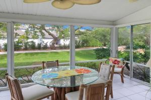 Spacious 2BR condo with private beach access Guest house, Siesta Key