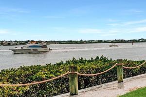 Spacious 2BR condo on with private beach access Guest house, Siesta Key