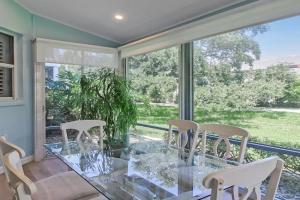 Updated 2BR condo with private beach access Guest house, Siesta Key