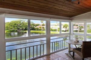 Stunning lakefront condo on with private beach access Guest house, Siesta Key