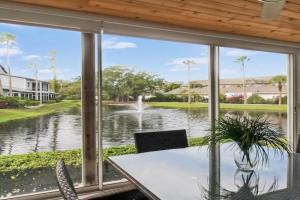 Lakefront condo with private beach access Guest house, Siesta Key