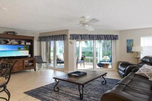 Cozy 2BR condo - 2 heated pools, tennis and pickleball, private beach access Guest house, Siesta Key