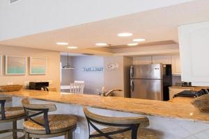 Updated 2BR, 2nd floor condo on - tennis and pickleball, private beach access Guest house, Siesta Key