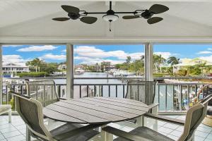 Bay view condo with private beach access Guest house, Siesta Key