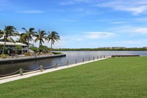 Watch dolphins from your lanai in this bayfront condo Guest house, Siesta Key