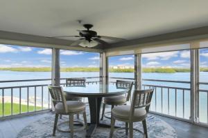 Bayfront 3BR 2nd floor condo with private beach access Guest house, Siesta Key