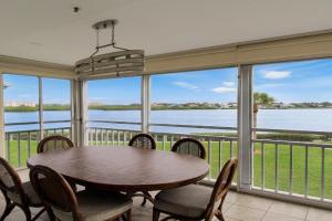 Bayfront 2BR condo with private beach access Guest house, Siesta Key