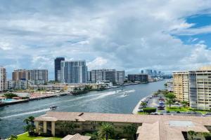 Trendy Miami Apartment Walk to the Beach, Hollywood
