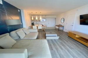 Beach, pool, and Gym 2B 2B Near Gulfstream & Mall Apartments, Hollywood
