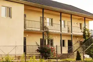 Kut Ordo Mini-hotel, Basteri