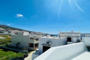Beach House, Batsi