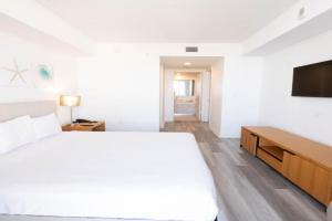2B 2B Beachfront Pool Gym and Restaurant Apartments, Hollywood