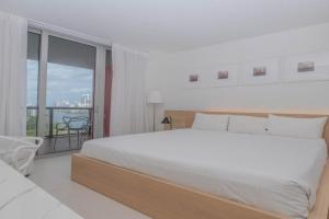 Perfect getaway beach pool and Aventura Mall 2209 Apartments, Hollywood