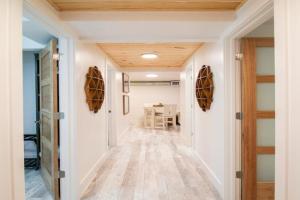 Delightful 2 BR Downtown Condo - The White Pearl Guest house, Sarasota