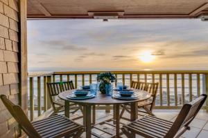 Luxury Oceanfront Condo with Private Beach Access Guest house, Carlsbad