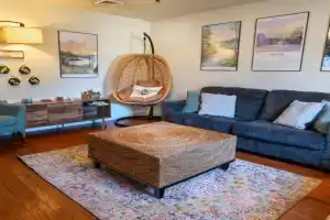 Main Retreat with King Bed in Master and has Garage Guest house, Springfield