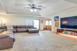 Relax at the Summit - 3bd 2b Guest house, Springfield