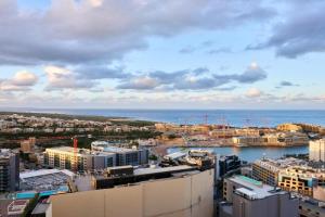 Elegant One Bedroom Apartment with a Stunning Seaview, Pembroke