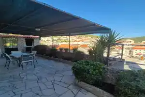 House Zarko, Pucisca