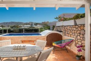 Villa Helena Santorini- Private Plunge Pool & BBQ, Messaria