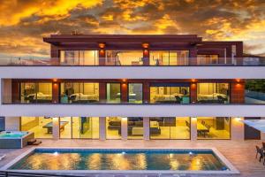 Villa ReMi mit 2 Whirlpools und Meerblick, Premantura
