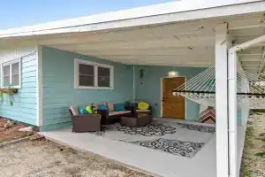 Sandy Feet Getaway Spacious Coastal Retreat 3 MIn Walk to Coast Guest house, Gulfport
