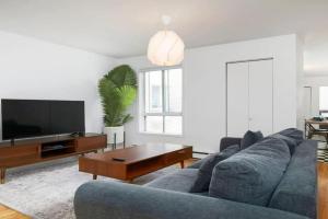 Bright 2BR in Plateau Mont Royal Downtown Apartments, Laval