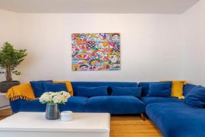 Convenient 4BR in Mont Royal Downtown Apartments, Laval