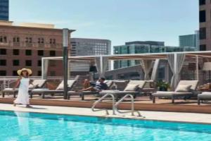 Stunning 3 Bedroom High-Rise with Pool, Spa, and Rooftop Views, Los Angeles