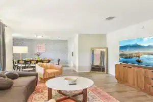 TX A&M! TAMU! Pet Friendly! 7 Beds, King & Queen! Billiards! Fire Pit Oasis! Guest house, College Station