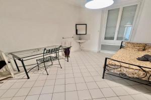 Bright & Spacious 2-Bedroom Apartment - Parking & Close to Train Station & Downtown, Grenoble