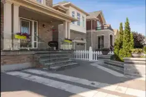 Comfortable & Cozy 2BR Hideaway Basement Appartment Apartments, Mississauga