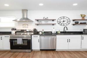 Sojourn Bayview Sanctuary Home Sleeps 6 Guest house, Chesapeake