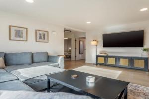 Central Hangout with Huge Backyard Guest house, Denver