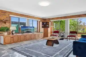 Boomerang Retro 70s Family Home Waterfront Pool Guest house, Gold Coast