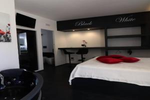 BlackWhite Suite Apartments, Otranto