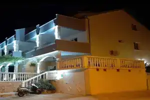 Apartments Dobrila, Zavala