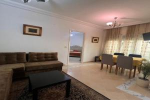 Ennasr City - Appartement Très Propre avec WiFi Fibre et Emplacement Idéal et Calme - Chaines International - Series et Films Netflix - Proche Commerces et Restaurants Rue Hedi Nouira - Service Navette Apartments, Tunis