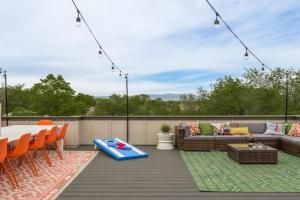 Accomodate 24 Guests with 2 Rooftops and 2 Hot Tubs and 2 Game Rooms, Denver