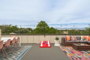 Hot Tub with Rooftop a Game Room and 5 Bathrooms, Denver