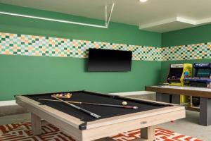Hot Tub With Rooftop A Game Room And5 Bathrooms, Denver