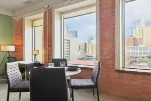 Luxury 1 Bed Downtown Views, POOL GYM Theater Room, Dallas