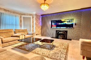Full Home with Free Parking in Moss Bank, Crumpsall, Guest house, Manchester