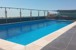 Shared cauchi corner house with roof top pool and pay per use aircondition, Gharb