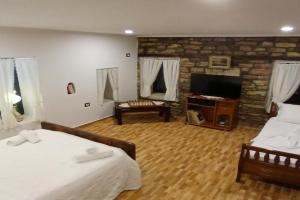Beautiful room with private bathroom in old city centre, Gjirokaster
