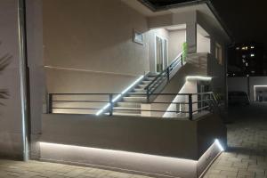 California Apartments, Nis