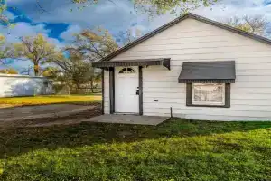 Whole Home Remodeled 1 Bed West Side Coffee Smrt TV WIFI Guest house, Wichita